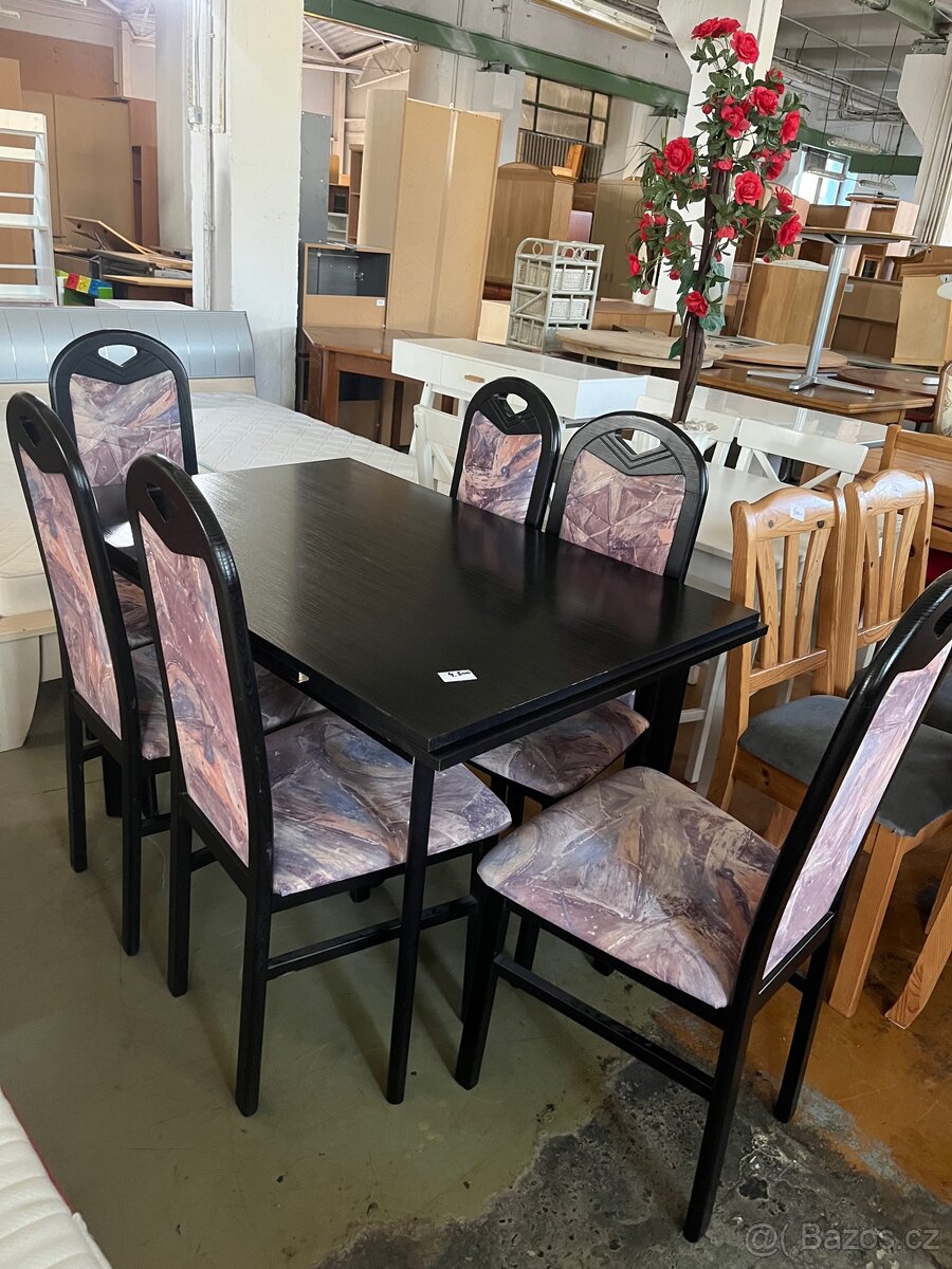 Jídelní stůl se židlemi