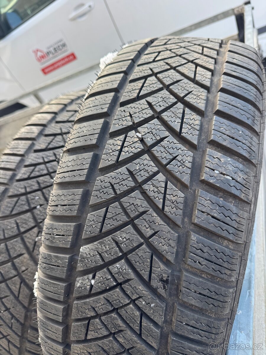 Zimní pneu 215/55 r17 vzorek 8mm