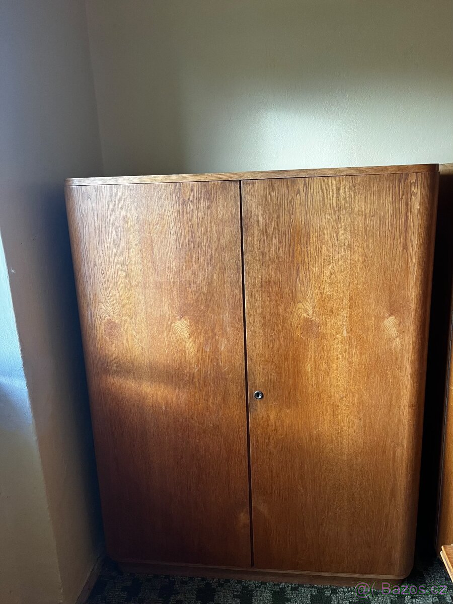 Retro vintage šatní skříň