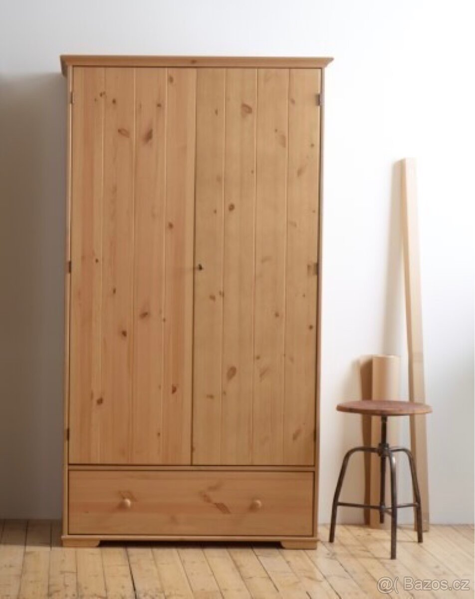 Masivní dřevěná skříň IKEA Hurdal
