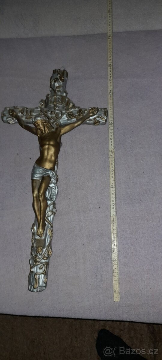 Starý nástěnný kriz pálená hlína