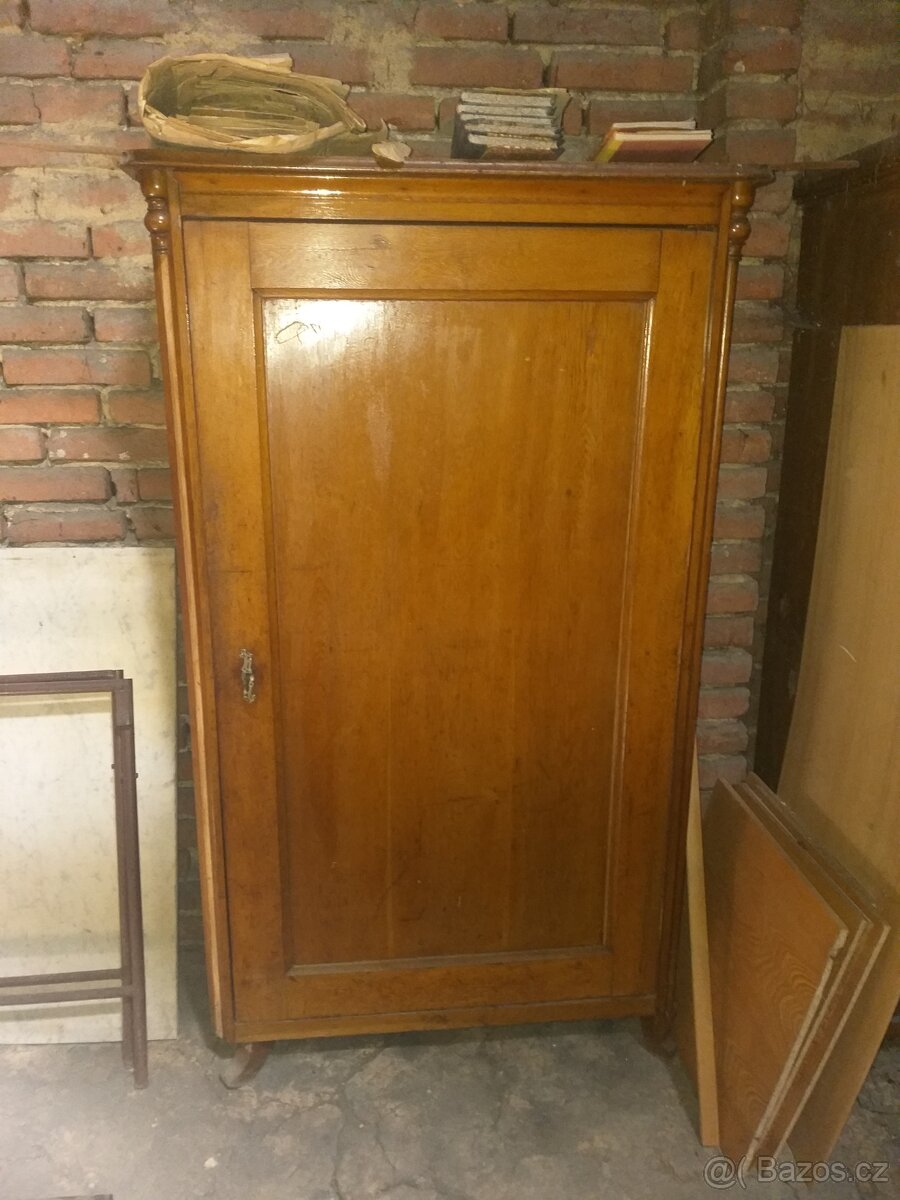 STARÝ NÁBYTEK