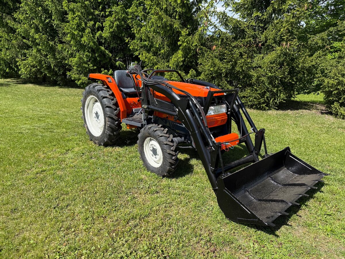 Malotraktor Kubota GL320 Grandel s celním nakladačem
