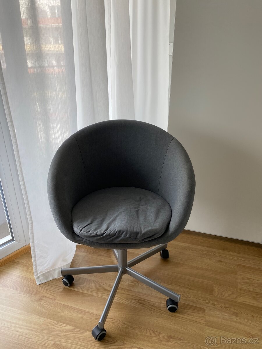 Ikea otočná židle v šedé barvě