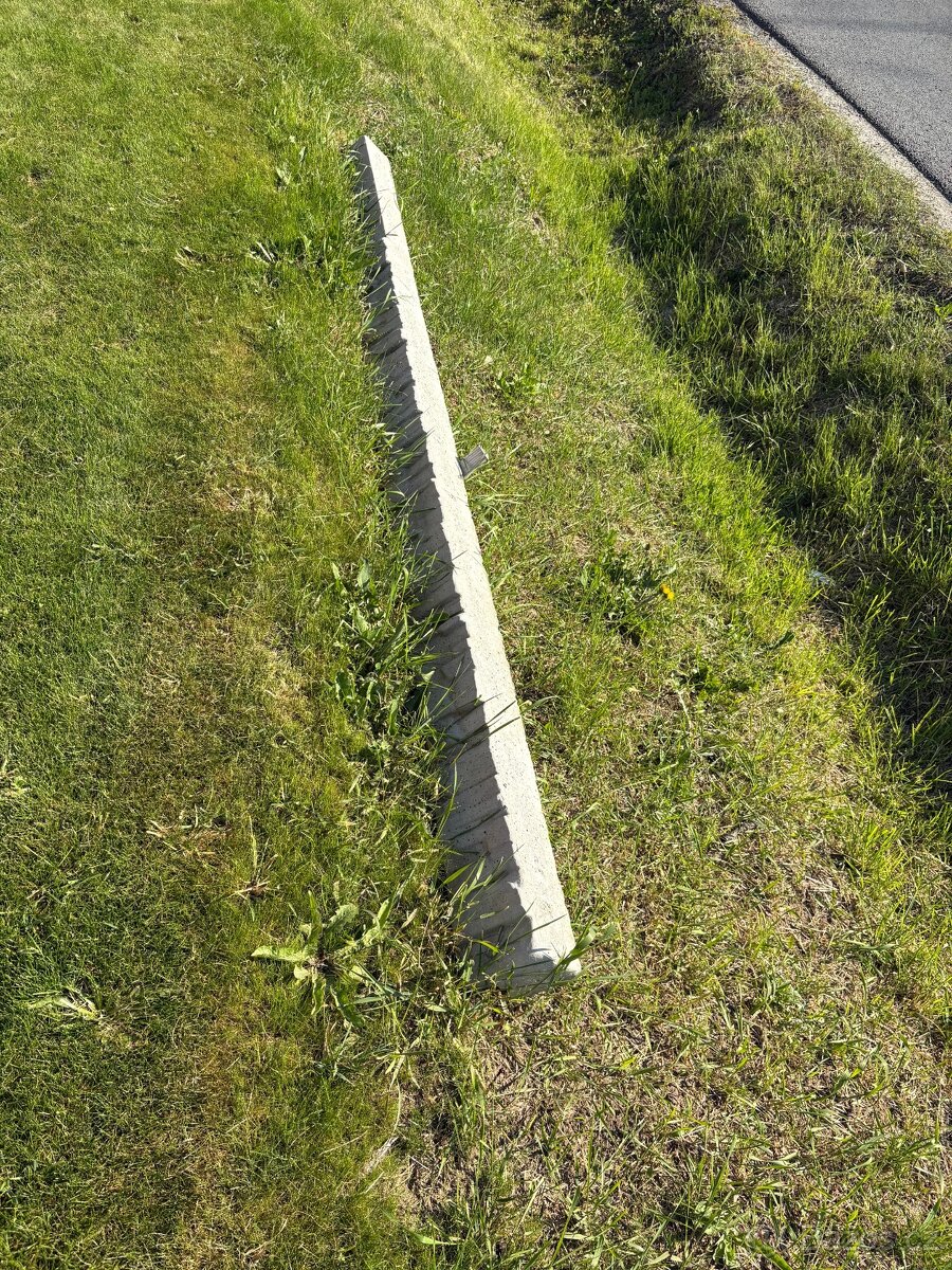 Betonový sloupek štípaný kámen 200 cm