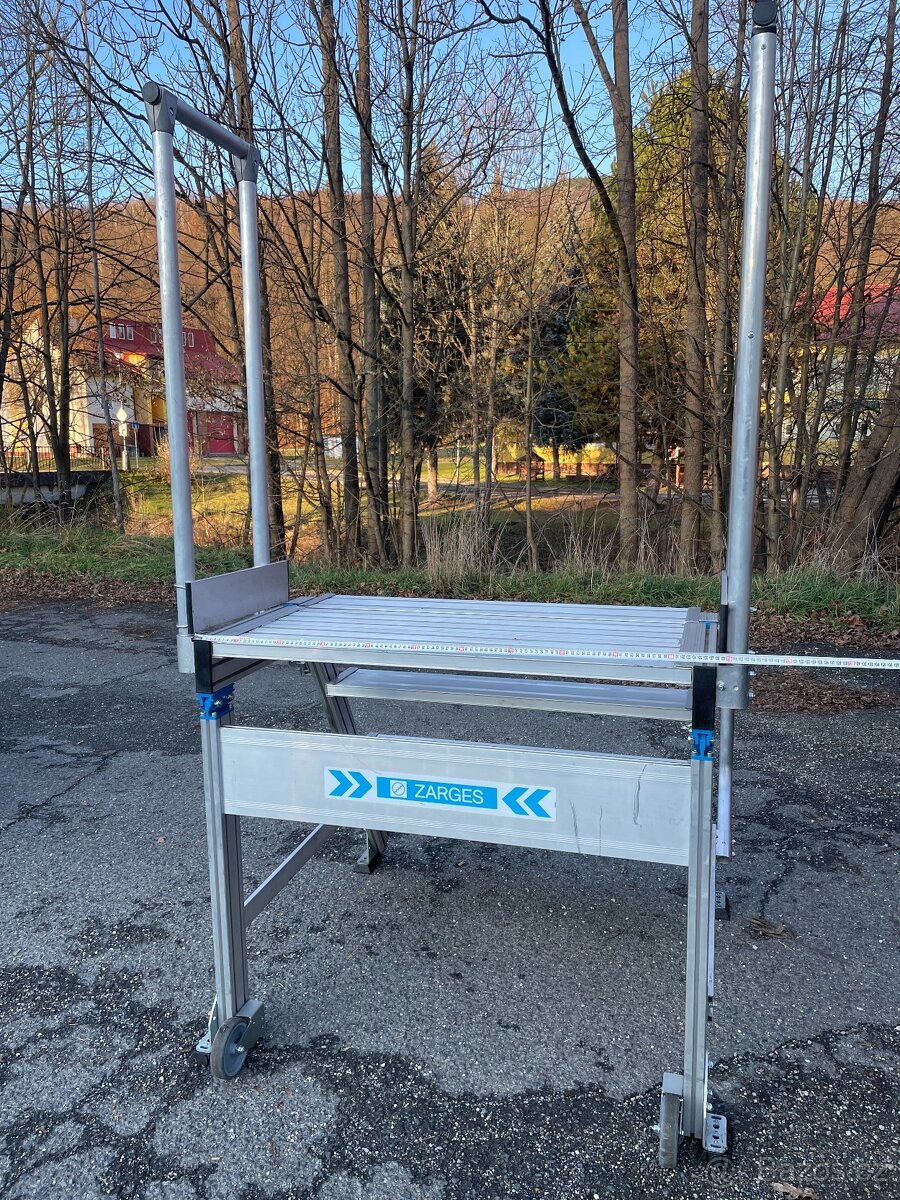 Žebřík s plošinou a zábradlím ZARGES.