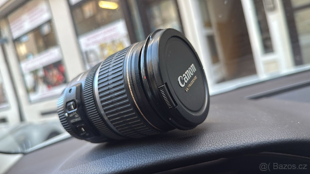 Objektiv Canon EF-S 17-55mm f/2.8 IS USM.