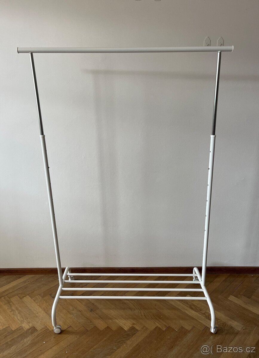 Držák na oblečení