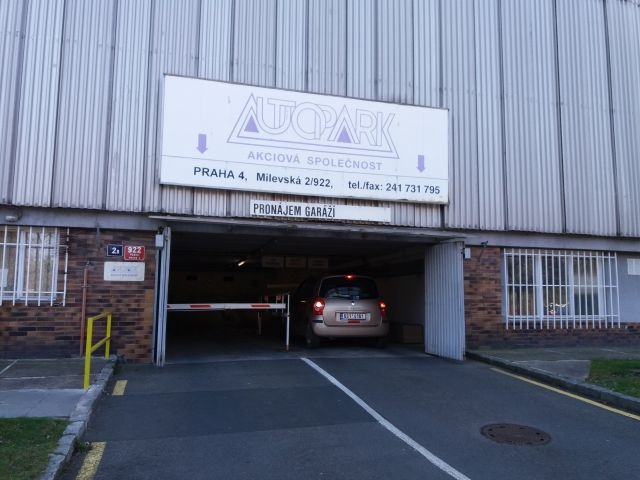 Pronájem uzamykatelného garážového stání - Praha 4 - Pankrác