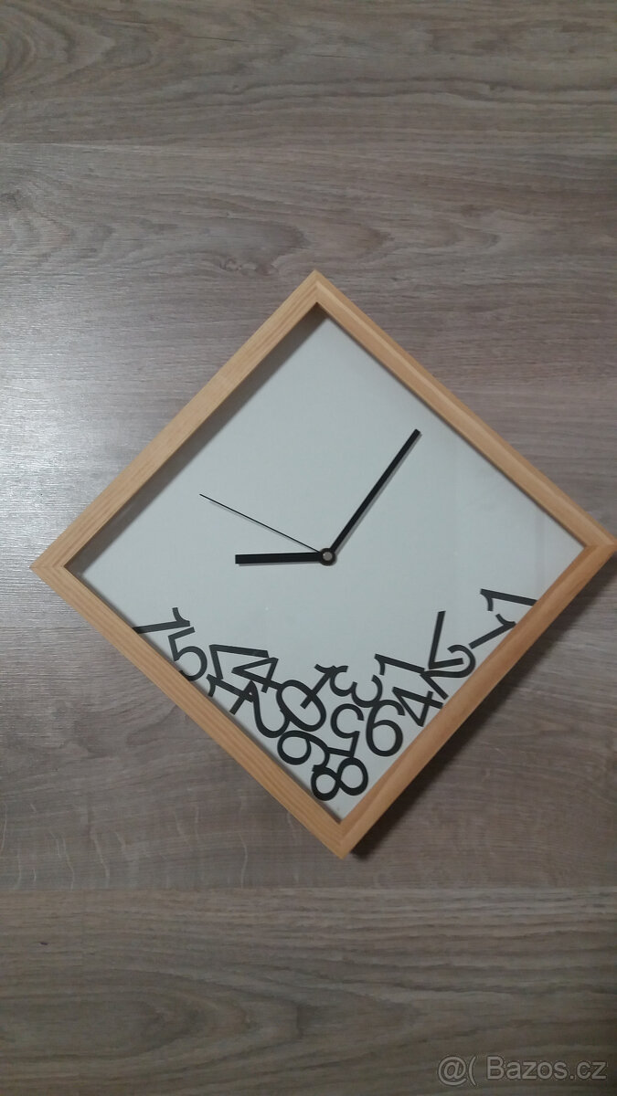 NÁSTĚNNÉ HODINY