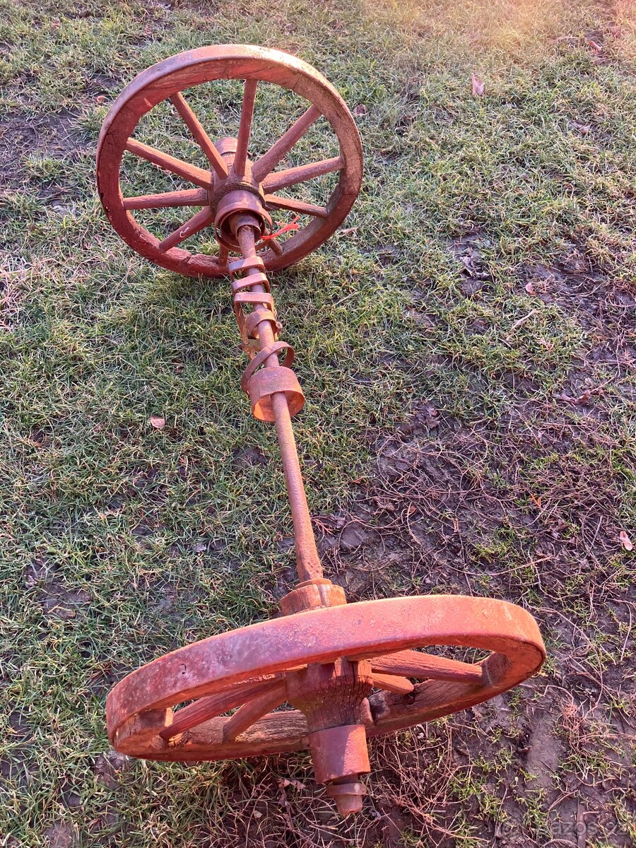 Náprava ze starého dřevěného vozu