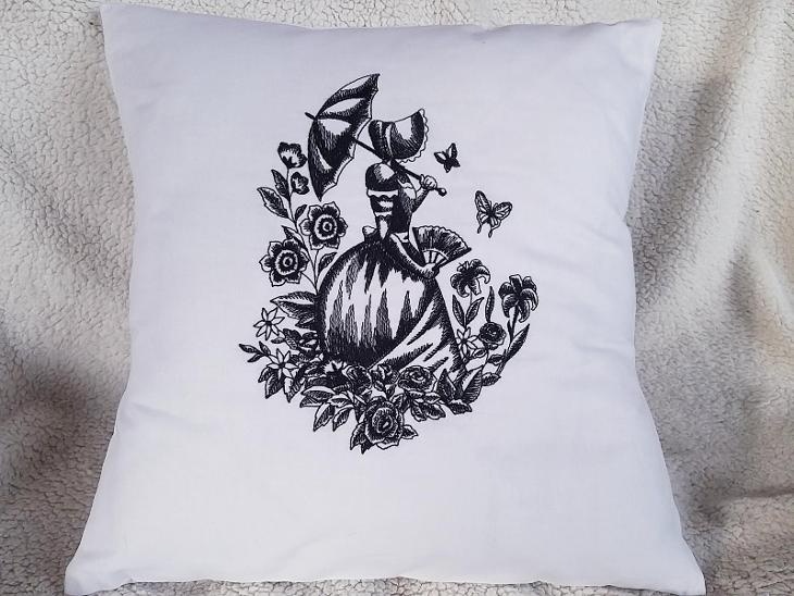 VIKTORIANSKÁ PANENKA S VĚJÍŘEM - VYŠÍVANÝ POLŠTÁŘEK