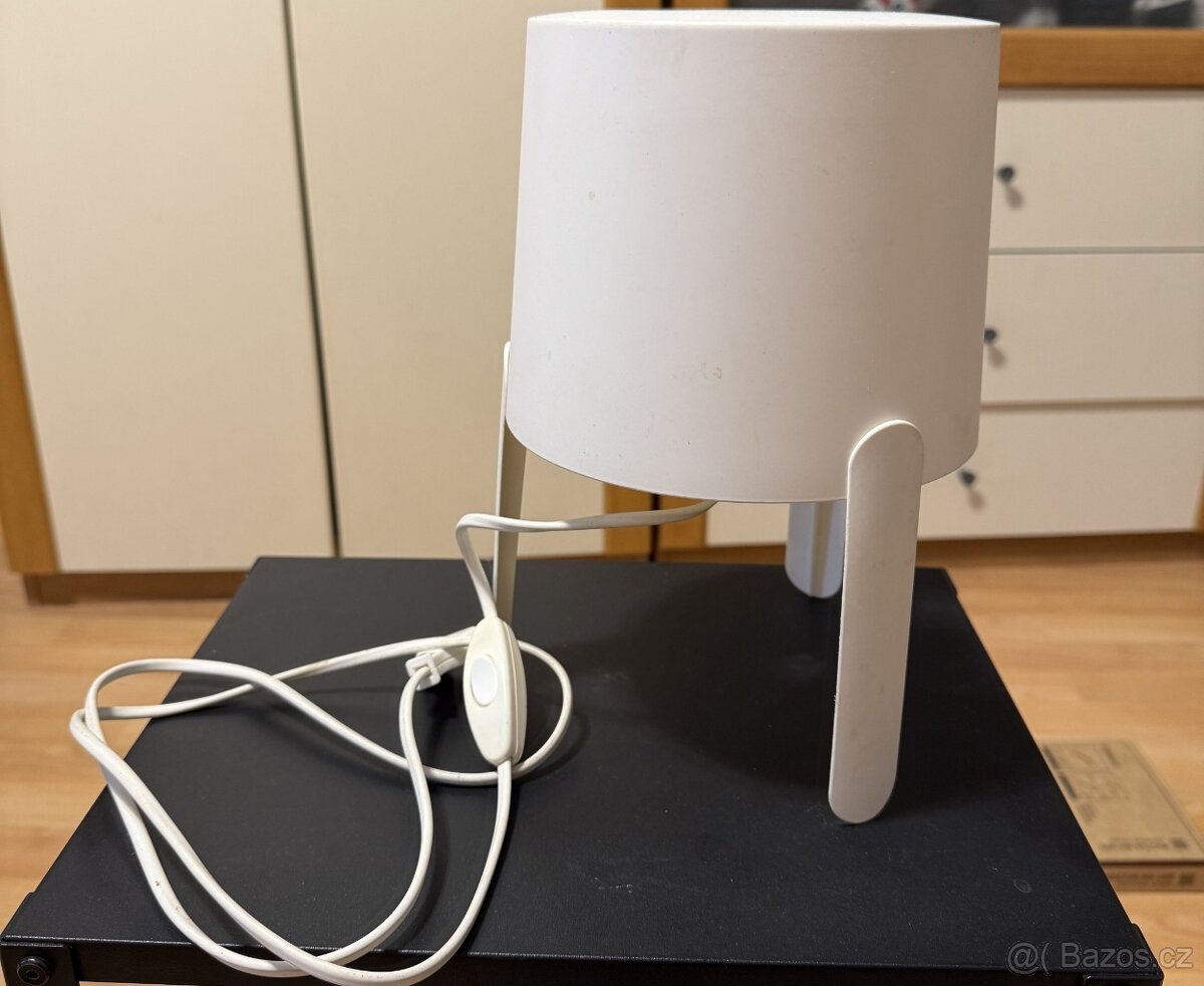 Minimalistická bílá stolní lampa — IKEA-styl, 23 cm výška