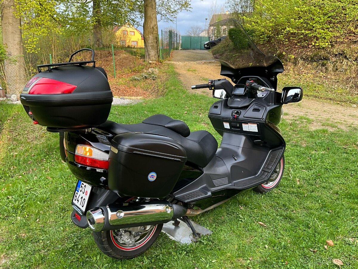 SUZUKI BURGMAN 650 Executive ABS - perfektní stav.