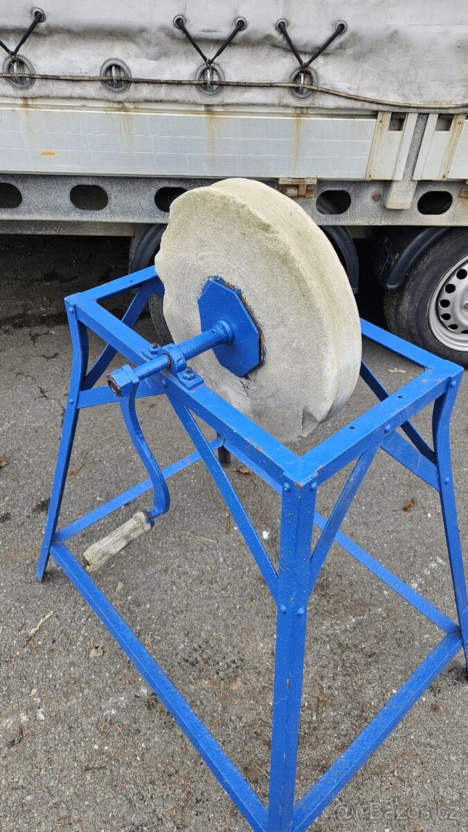 Bruska ruční s velkým brusným kamenem