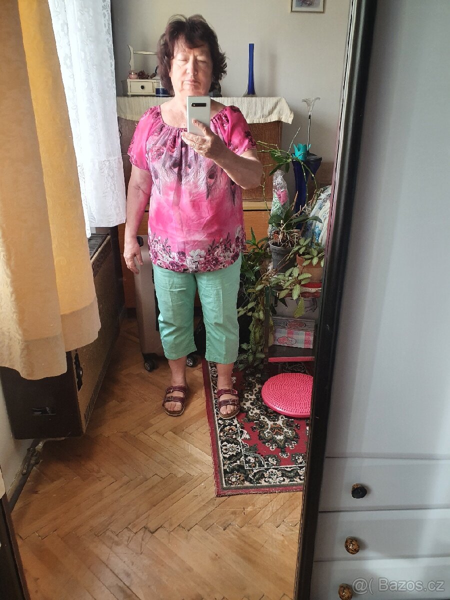 Nova italska halenka s ruzovobilymi kvety