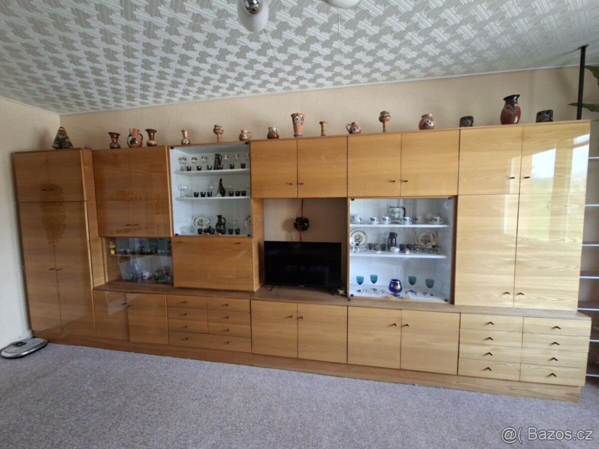 Daruji obývací stěnu