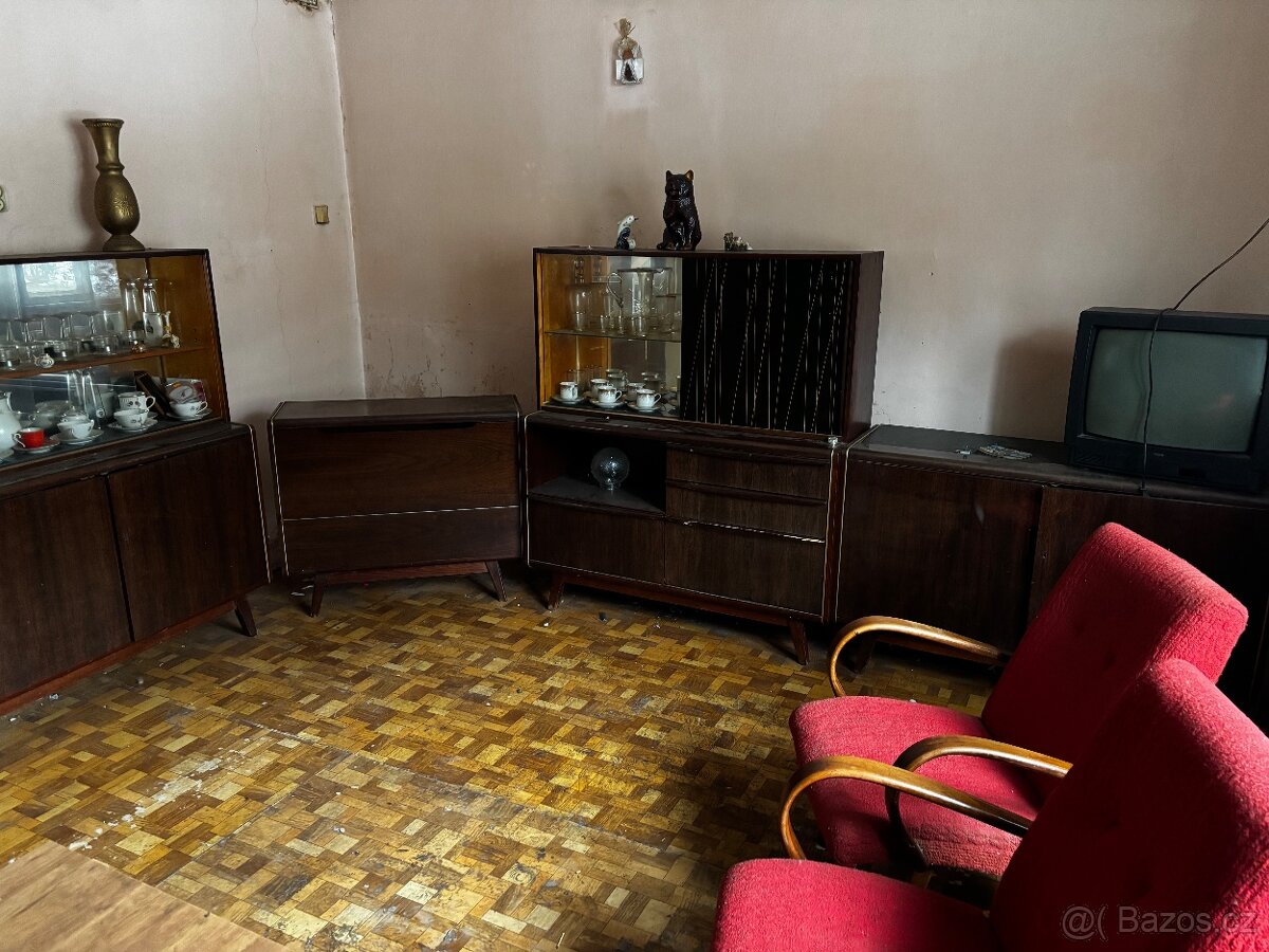 Obývací pokoj a starožitná ložnice