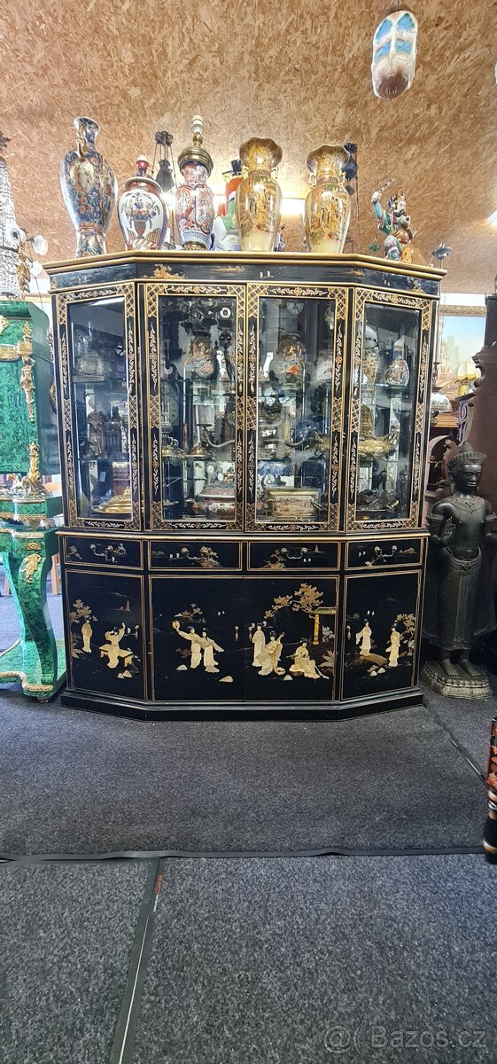 Starožitná ručně zdobená čínská vitrína