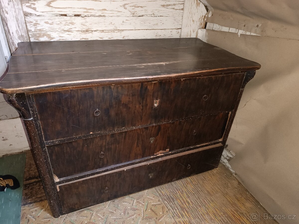 Stará komoda k renovaci