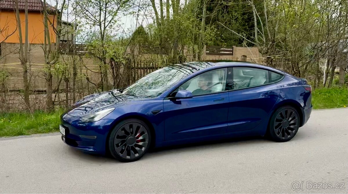 Tesla 3 Performance: 393 kW Refresh 2022. Skvělý stav.