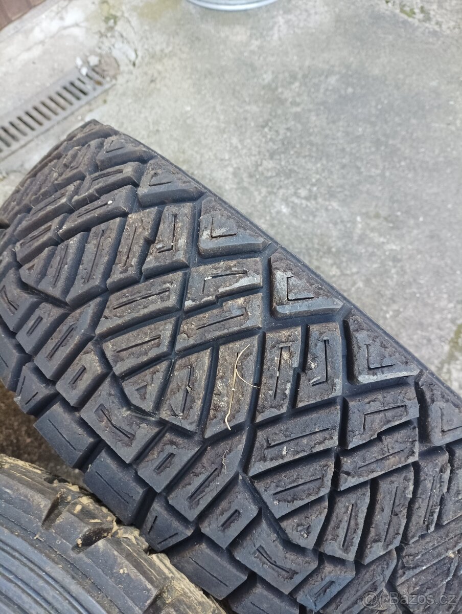 Gumy na autokros