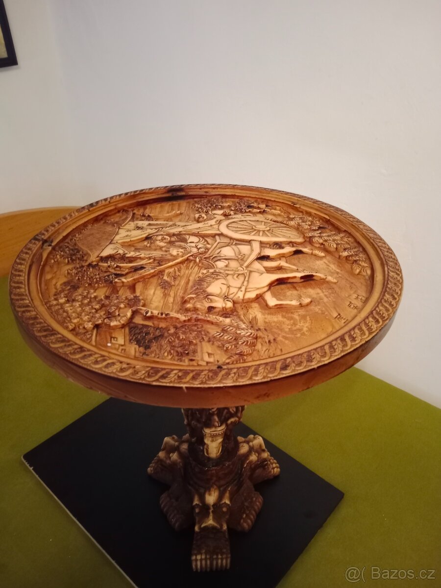 Stolek japonský historizující vyřezávaný