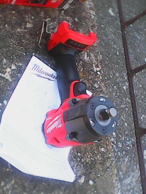 Milwaukee M18FMTIW2F12-0 881Nm aku razovy utahovak