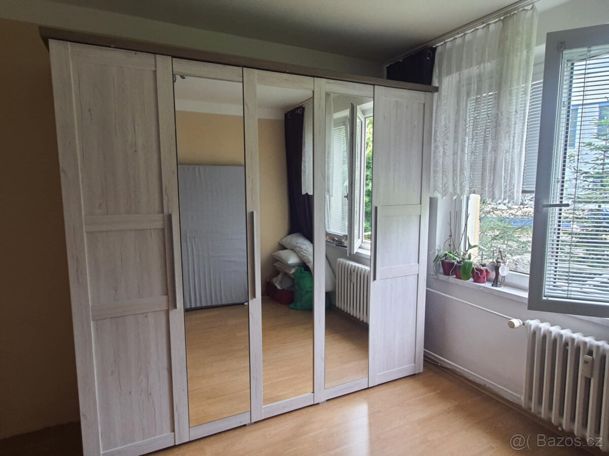Velká šatní skřín.