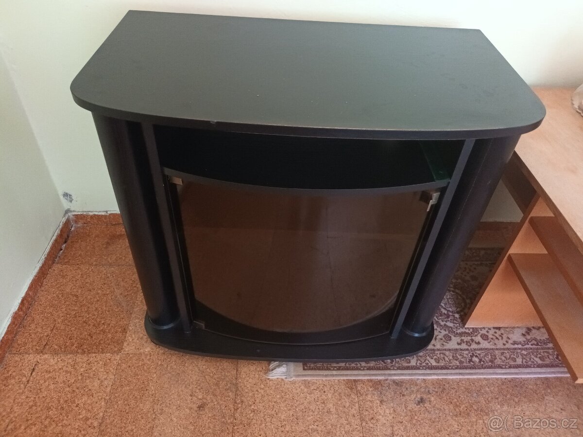 Skříňka pod televizi