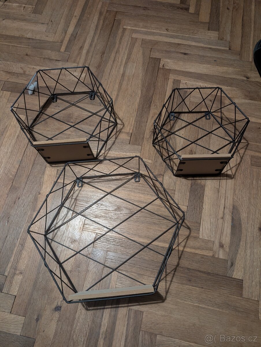 Šestihranné geometrické poličky na zeď