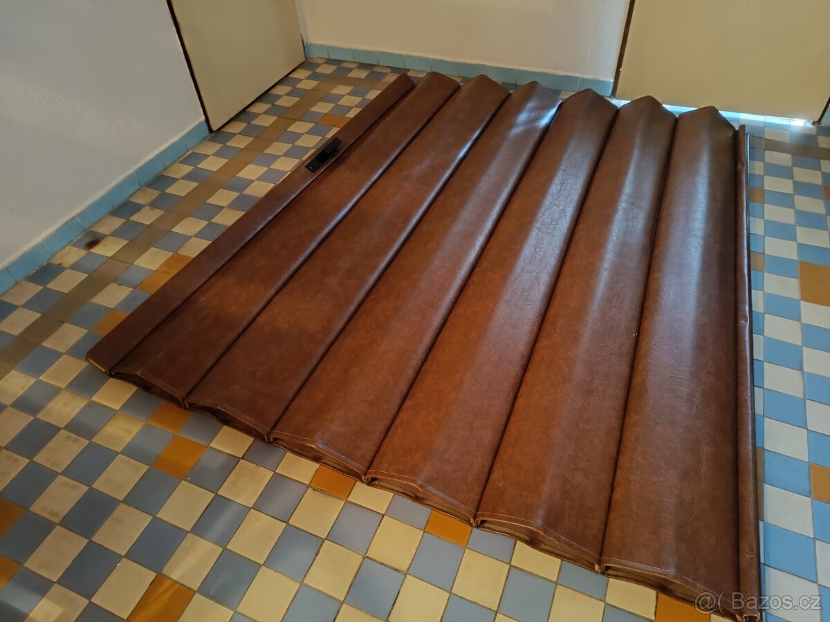 shrnovací koženkové dveře