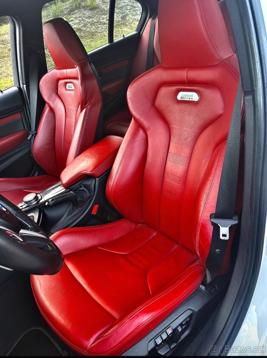 BMW F80 M3 interiér cerveny