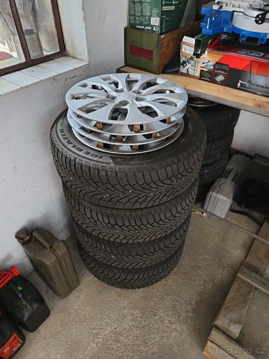 Kia Carens, plechové disky, zimní pneumatiky, poklice.