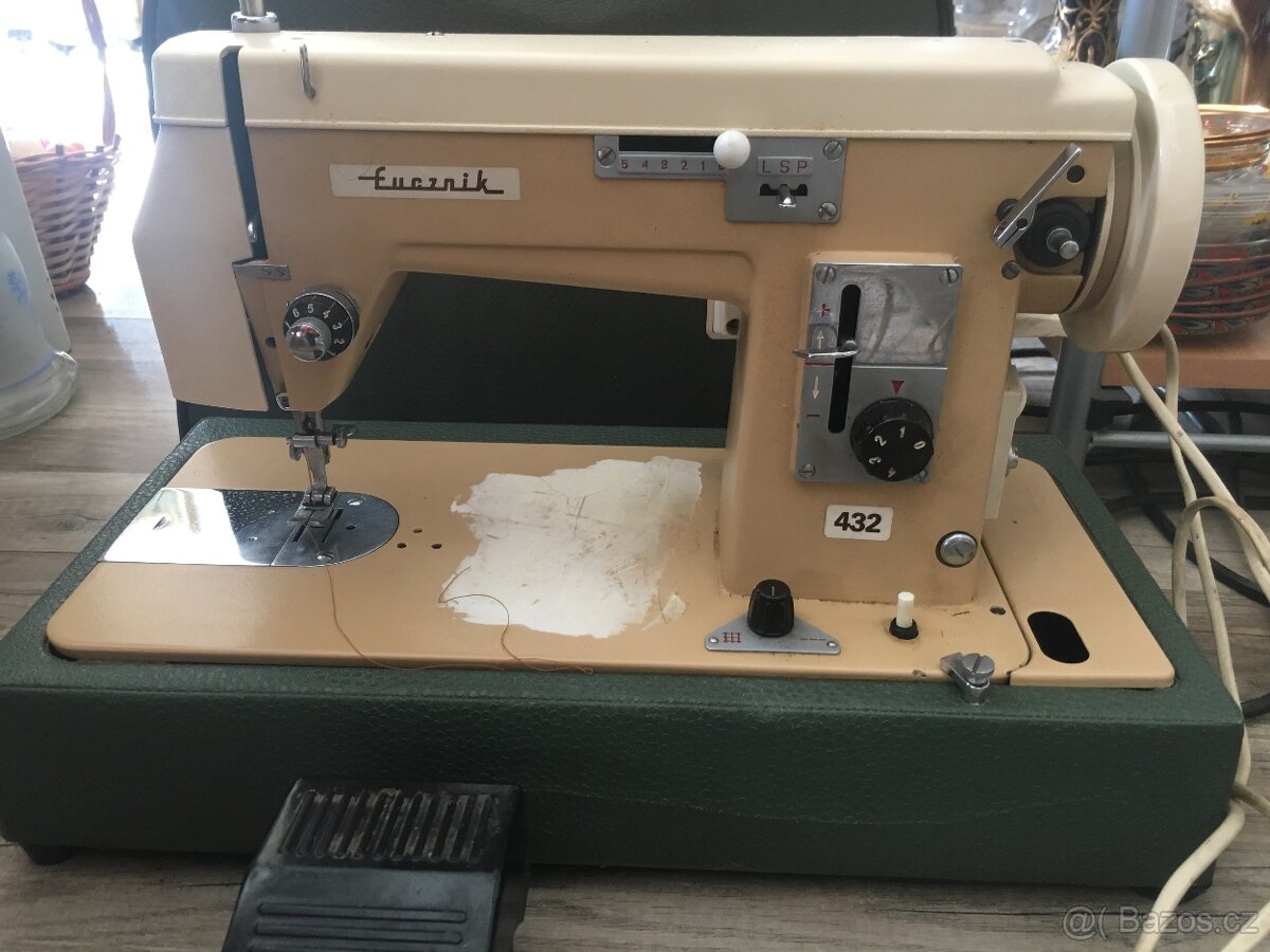 Šici stroj / kufříkový