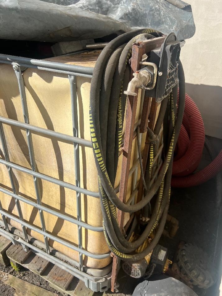 Nádrž 1000L na naftu s čerpadlem a tankovací pistolí