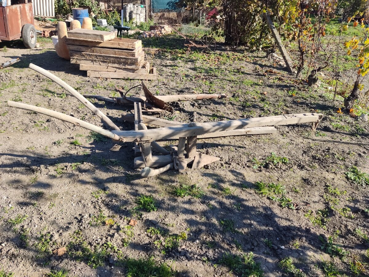 Starožitné koňské pluhy