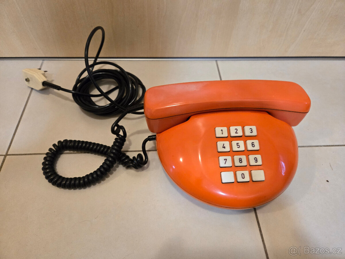 Kulatý telefon Tesla Stropkov