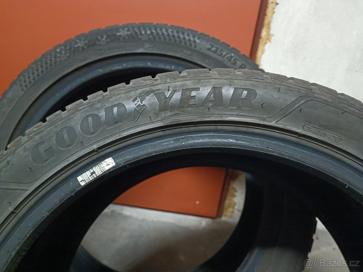 235/45 R18 Zimní pneu