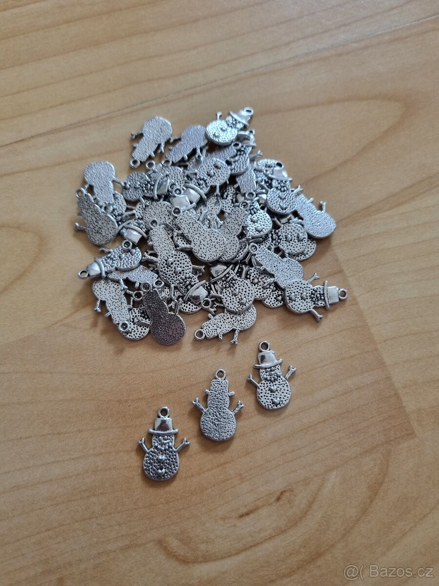 Kovové přívěsky - sněhuláček - 50 ks