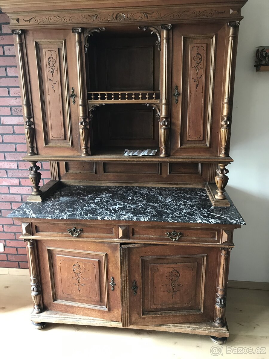 Starožitný kredenc