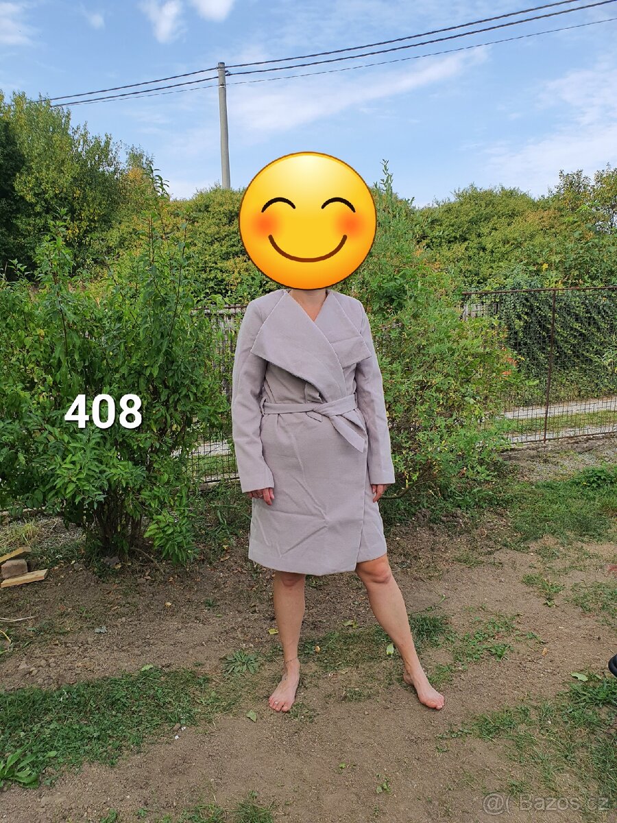 Elegantní béžový kabát s páskem