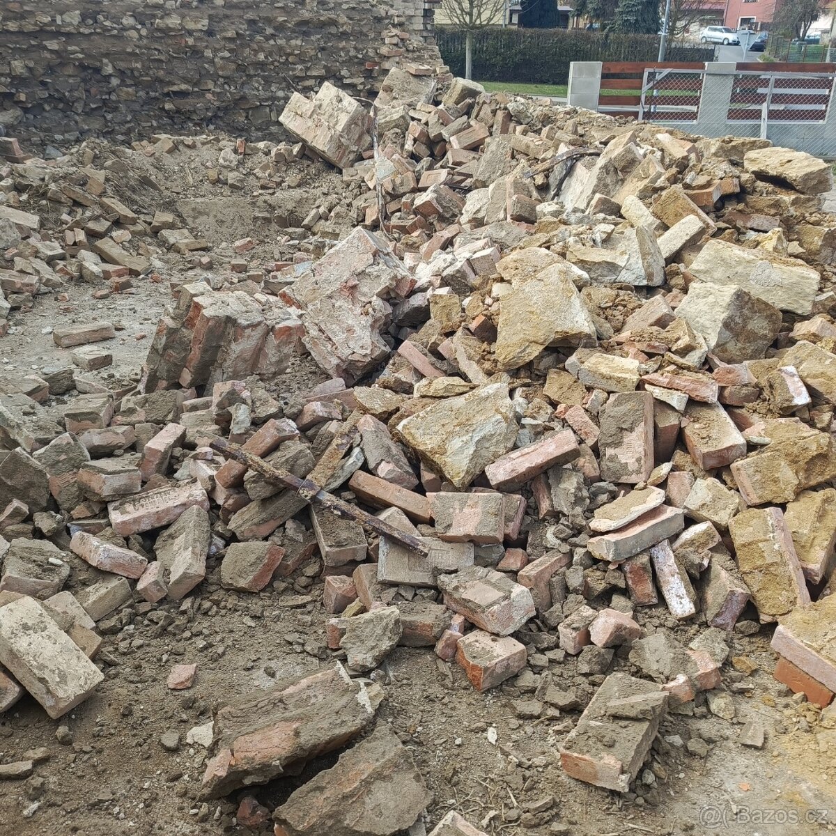 Opuka ,cihly,suť