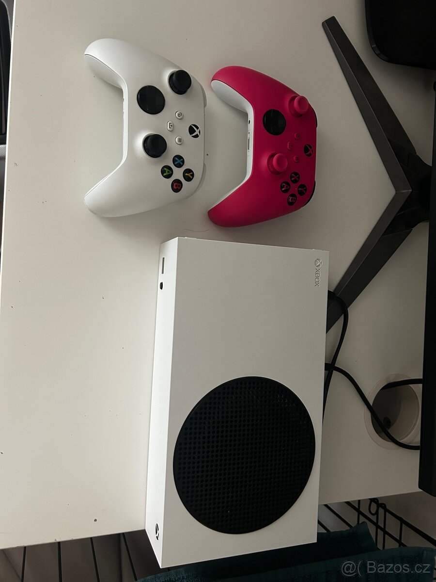 Xbox Series S v super stavu + 2 ovladače