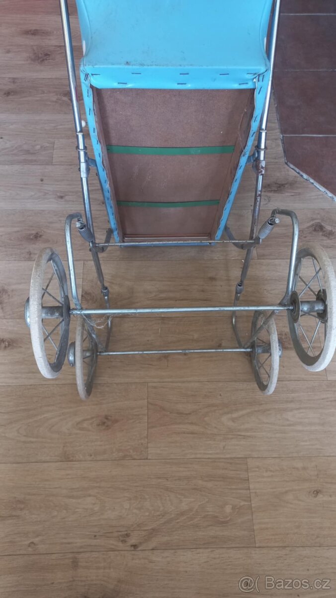 Retro kočárek pro sběratele