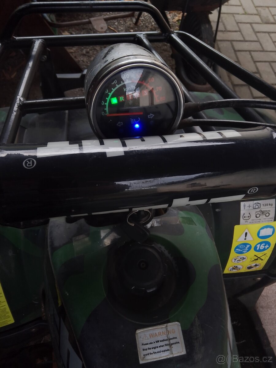 Terénní maskáčová čtyřkolka