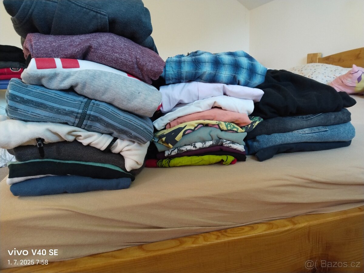 Balík oblečení po synovi vel. L