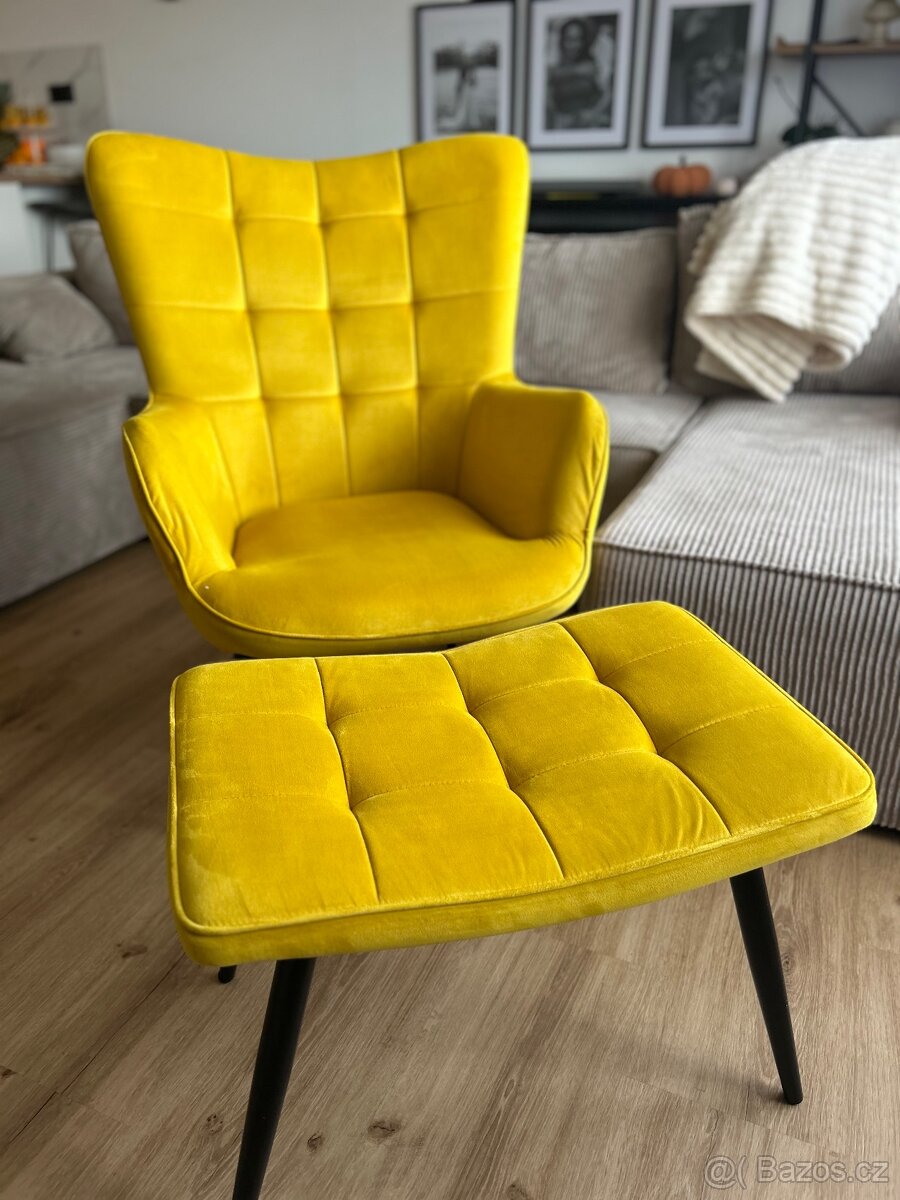 Žluté křeslo s taburetem