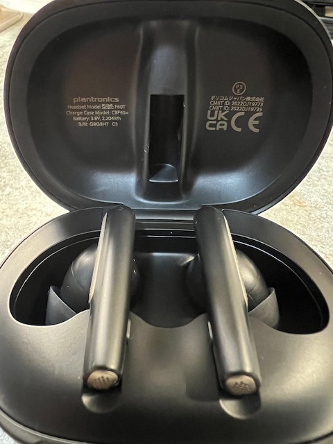 Sluchátka Poly Voyager Free 60+ UC s pouzdrem, Zánovní