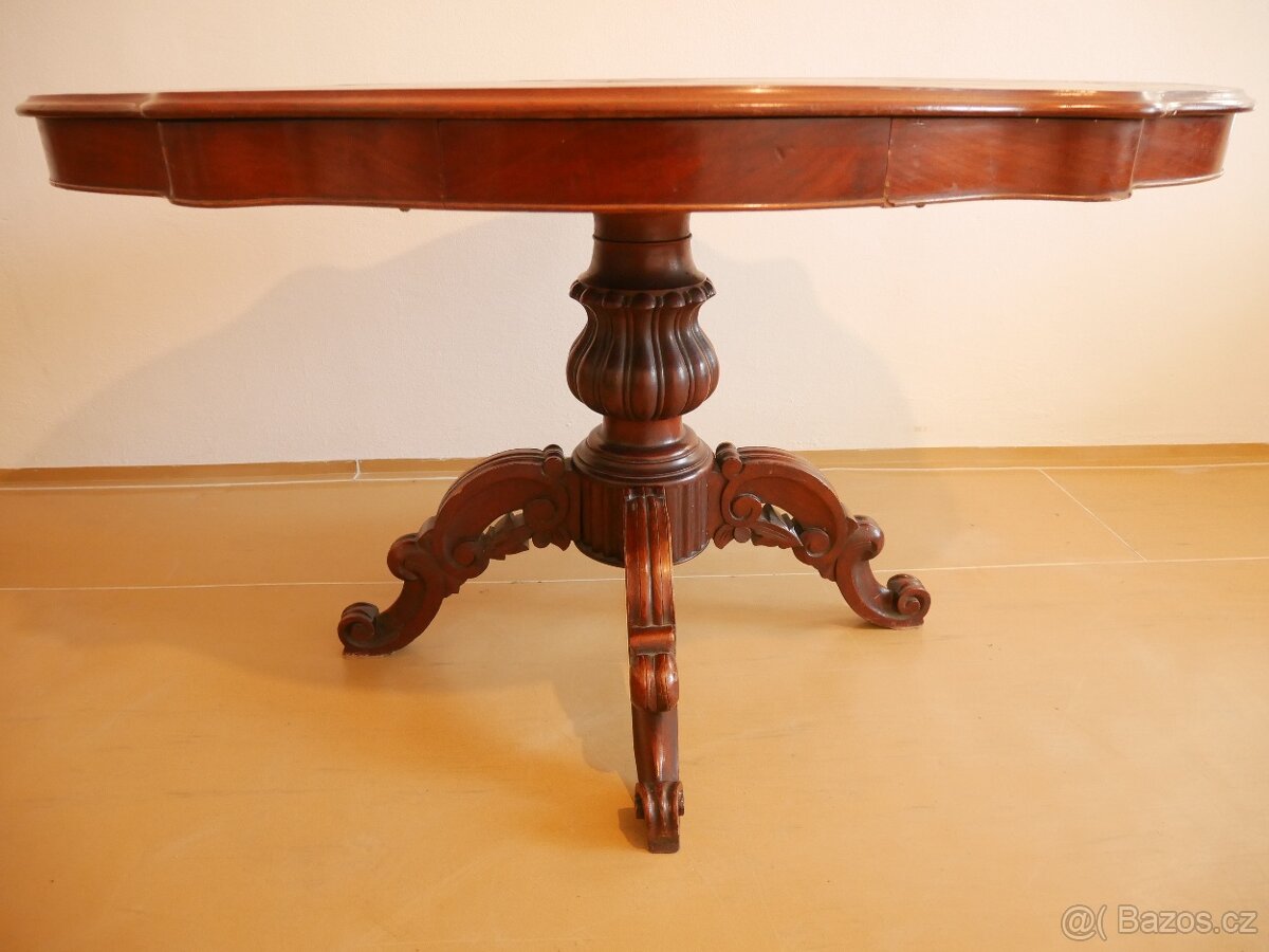 Starožitný oválný stůl z 19. století, bohaté řezby,140x80cm